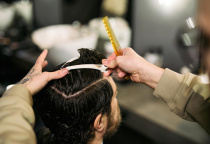 C&aacute;ch bắt t&oacute;c chuẩn Barber trước khi cắt cho người mới