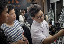 Kh&oacute;a Học Cắt T&oacute;c Nam Ti&ecirc;u Chuẩn: Con Đường Tỏa S&aacute;ng Của Bạn tại LEK Barber Academy