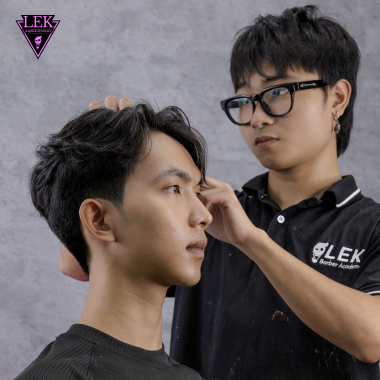 Kiểu T&oacute;c Textured Comma Hair